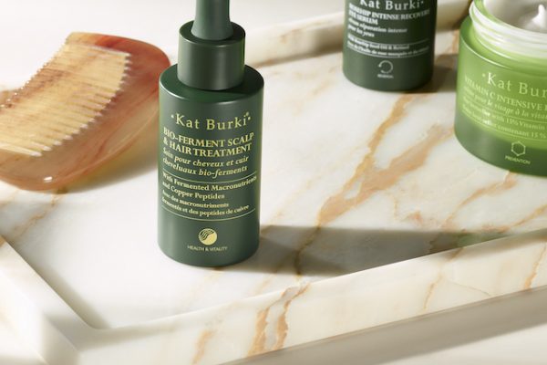 KAT BURKI COMPLÈTE SA LIGNE SANTÉ & VITALITÉ AVEC DES INNOVATIONS CAPILLAIRES