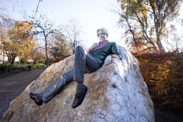 125 ANS APRÈS LA DISPARITION D’OSCAR WILDE, DUBLIN LUI REND HOMMAGE