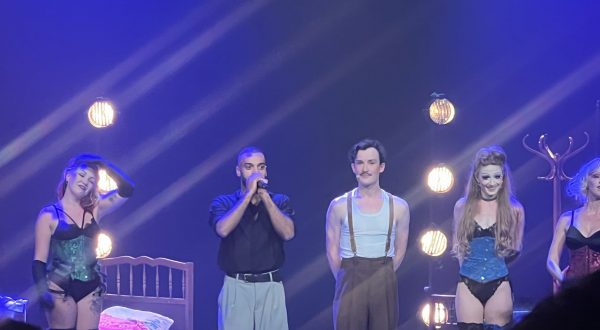 Antoine Nya entouré des artistes de Fantasmagloria