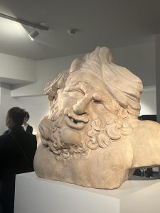 Italian-French sculptor, Grotesque head, Bust of Goliath,17th century, Carrara marble, 49 x 55 cm. GALLERIA CONTINUA / Paris Matignon, 2025. - Photo : © zenitude Profonde Le mag. Courtesy the artist, Botticelli Antichità and GALLERIA CONTINUA