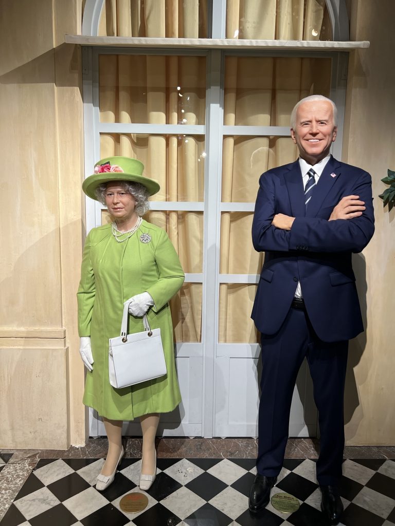 Elisabeth II et son fils Charles - Musee Grévin Paris - Zenitudeprofondelemag.com